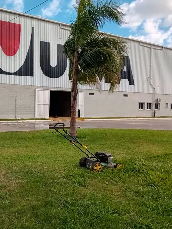 Servicio de Mantenimiento de Areas Verdes Para Empresas en Pilar - imagen 7