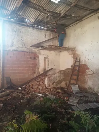 Demolición de un Galpón con Techo de Chapa y Limpieza del Patio en San Fernando
